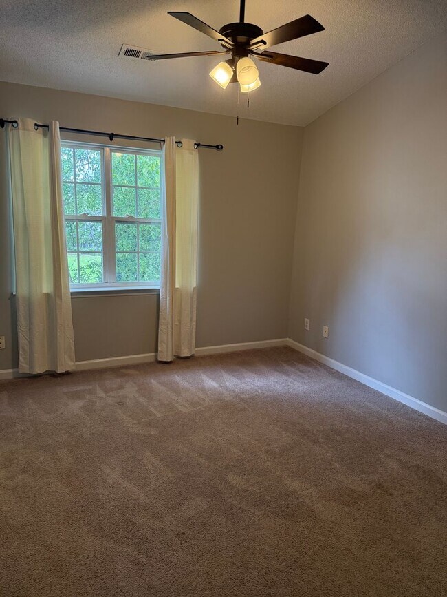 Building Photo - Well Maintained 3 Bedroom Townhome - Neigh...