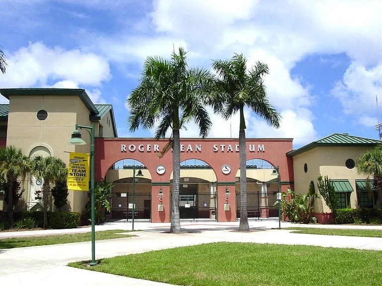Building Photo - 1550 Limetree Bay Ave