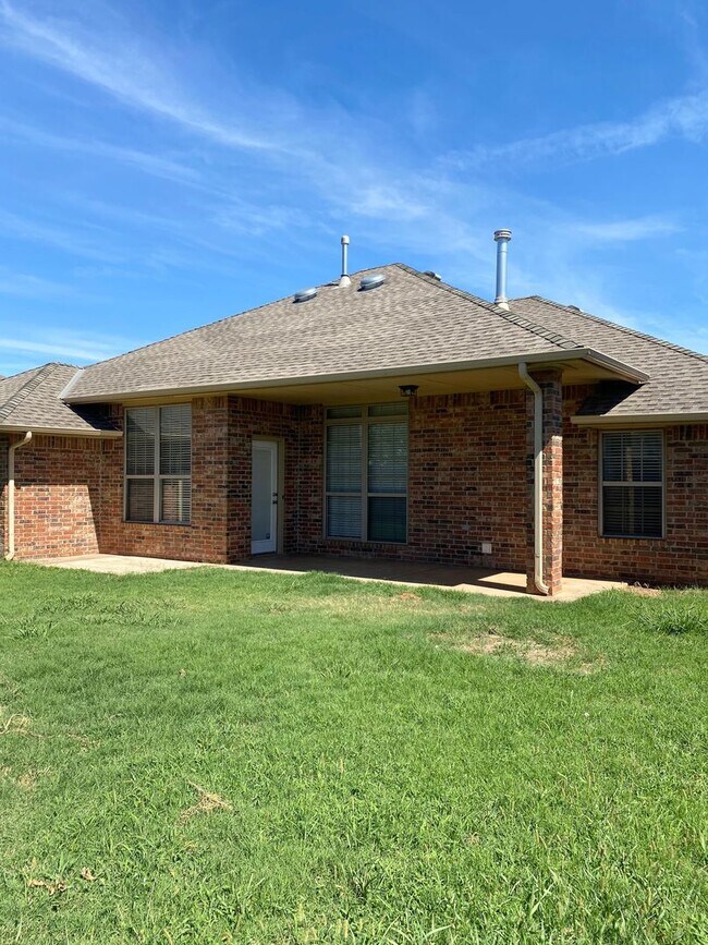 Building Photo - Beautiful Home in Southeast Moore with Storm Shelter!