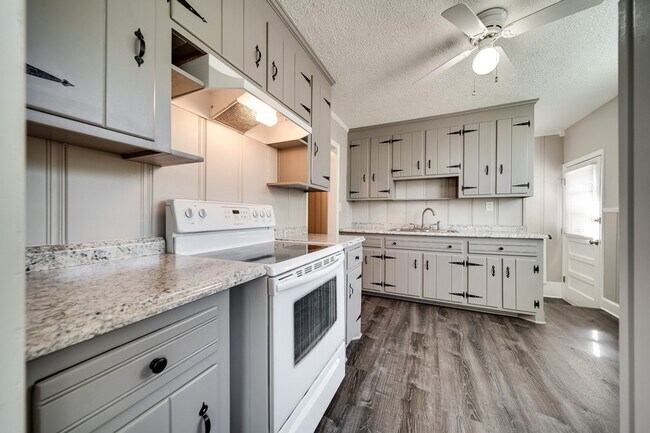 Building Photo - 1010 Carolyn Ave