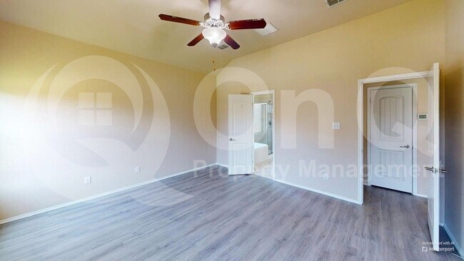 Building Photo - 400 Plum Ct