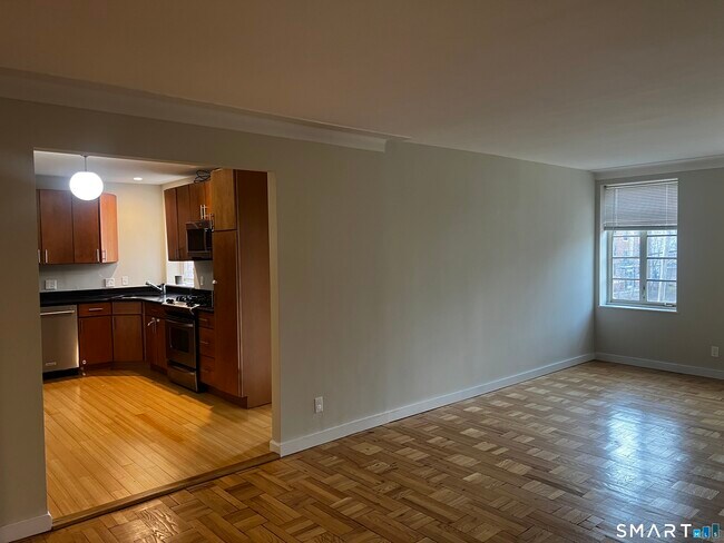 Building Photo - 869 Farmington Ave