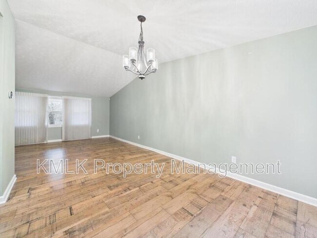 Building Photo - 874 Pleasant St