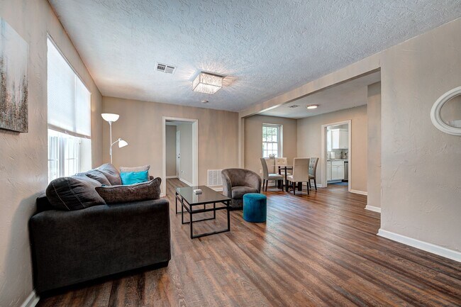 Building Photo - Updated 2 Bed+Study , 1 Bath HUGE Backyard Near Shops & Dining