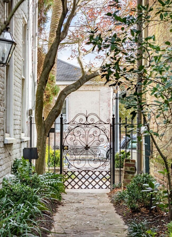 Building Photo - Charming Charleston Three Bedroom Condo on...