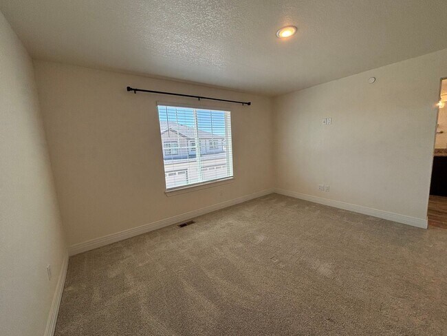 Building Photo - Elegant 3BR Townhome