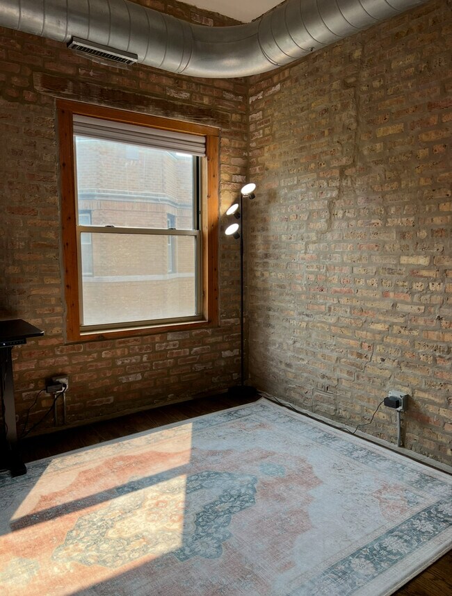 Building Photo - 1231 W Greenleaf Ave