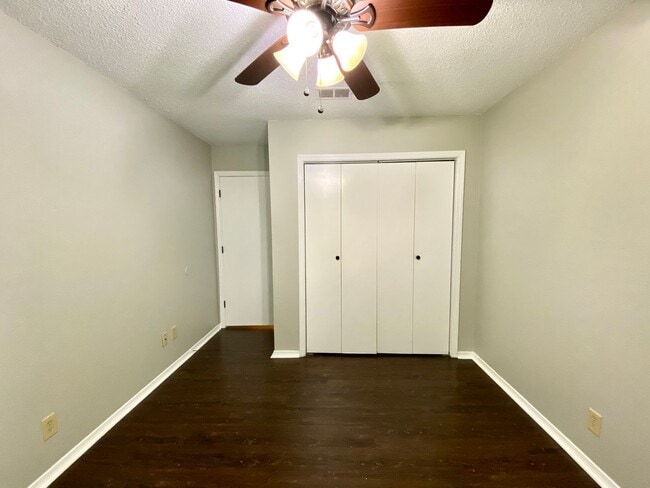 Building Photo - Spacious Jenks 4-Bedroom with NO Carpets &...