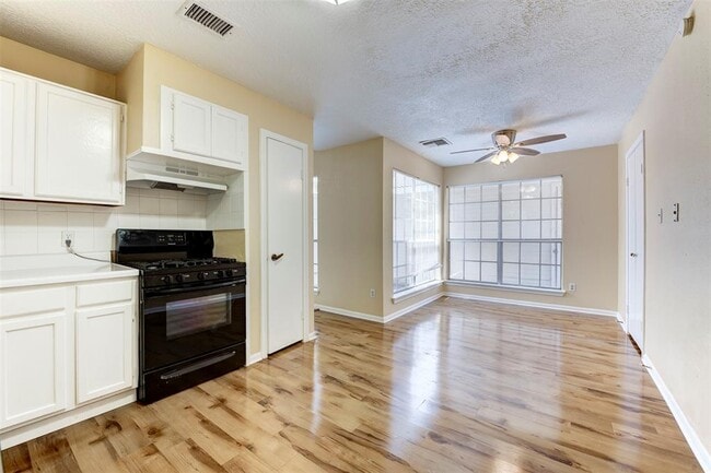 Building Photo - 4035 Green Crest Dr