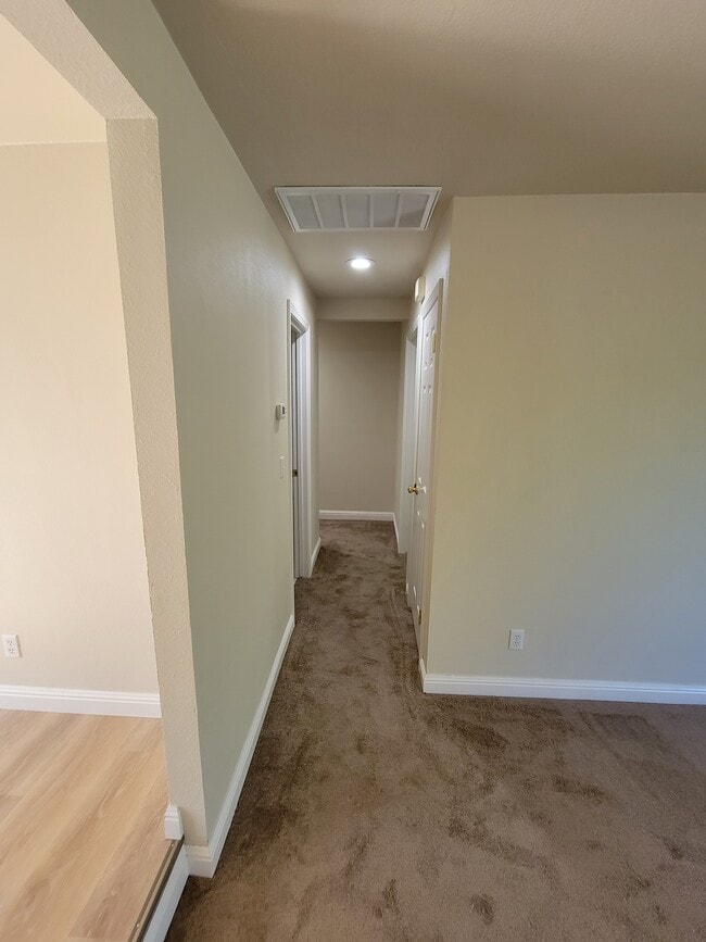 Building Photo - 158 Hall Ln