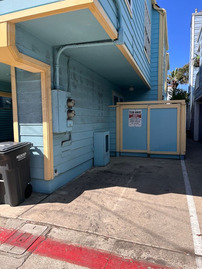 Building Photo - Mission Beach, 2 bedroom, 2 bathroom, with New Carpet, Parking, Laundry, Patio (807 Nantasket Ct....