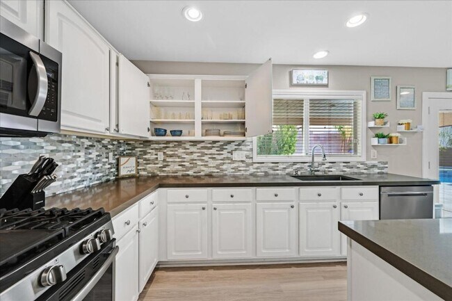 Building Photo - 2735 Peekskill Ave