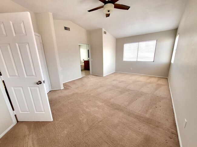 Building Photo - 4 Bedroom House, Private Pool,  Large Pets Welcome