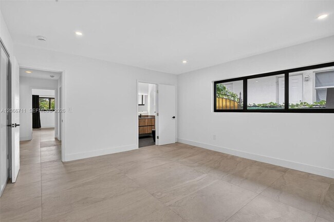 Building Photo - 1215 NE 110th St