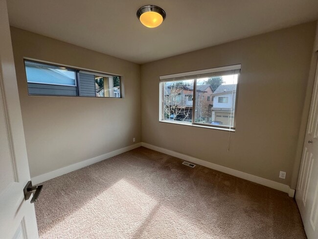 Building Photo - Newcastle Home