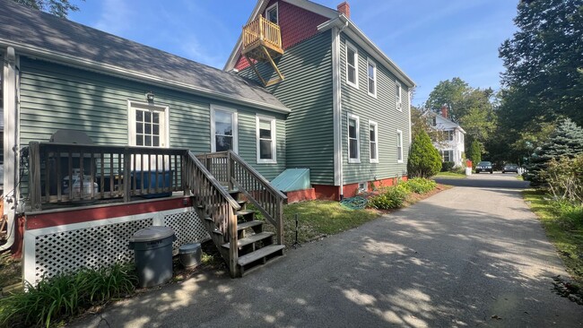 Building Photo - Lovely 3 Bedroom New Englander in Wonderfu...