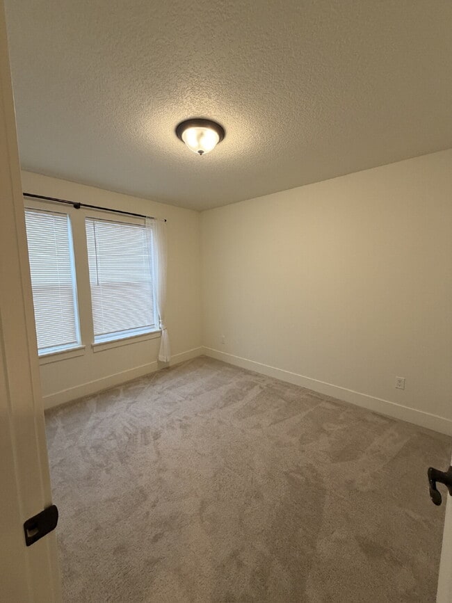 Building Photo - Beautiful Orchards Home