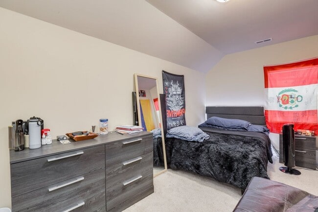 Building Photo - Renovated and Roomy 3 Bedroom Home in the ...