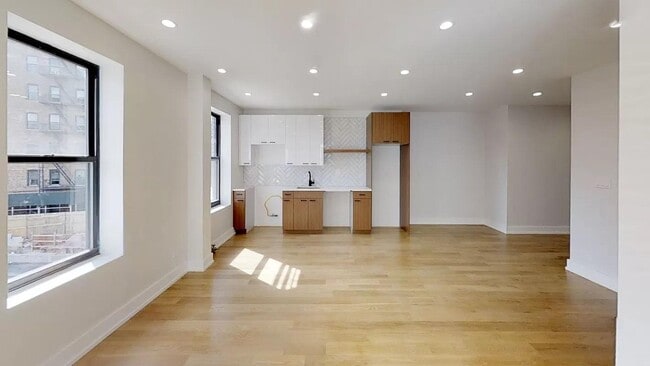 Building Photo - 12 Crown St