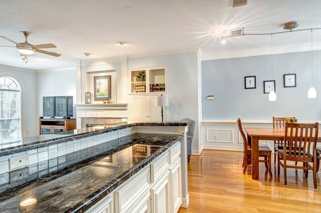 Building Photo - 1933 Haddon St