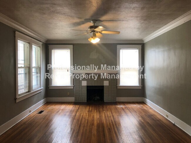 Building Photo - Large upstairs apartment in Midtown!