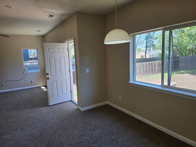 Building Photo - Three-bedroom condo in Denver boasts a lar...