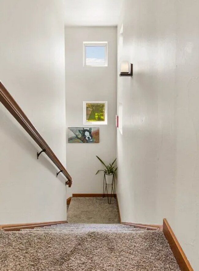 Building Photo - Bright & stylish end-unit 2 Bedroom 1.5 Ba...