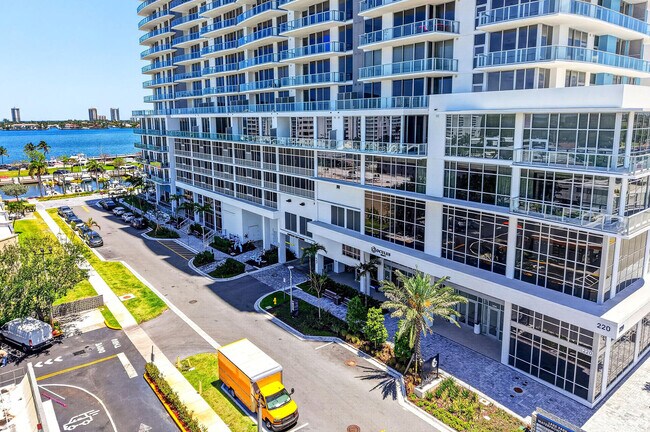 Building Photo - 220 Lake Shore Dr