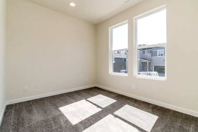 Building Photo - Scenic Auburn Living with Modern Comfort & Easy Seattle/Tacoma Access