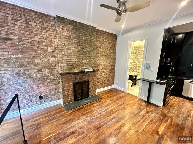 Building Photo - 562 Hudson St