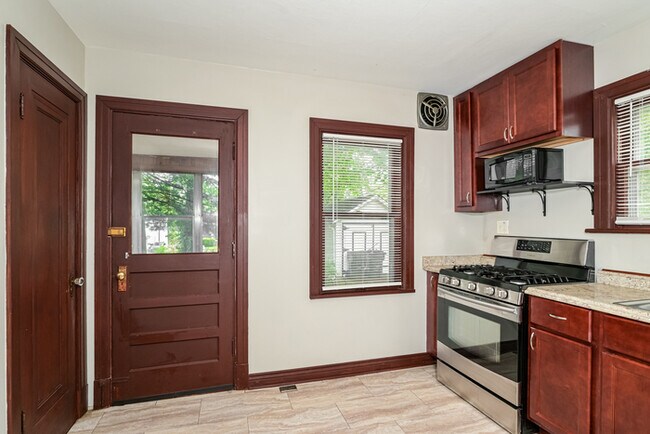 Building Photo - Fantastic 2bd/1ba home! Let yourself in!