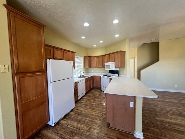 Building Photo - 3 bed, 3 bath Twin-home