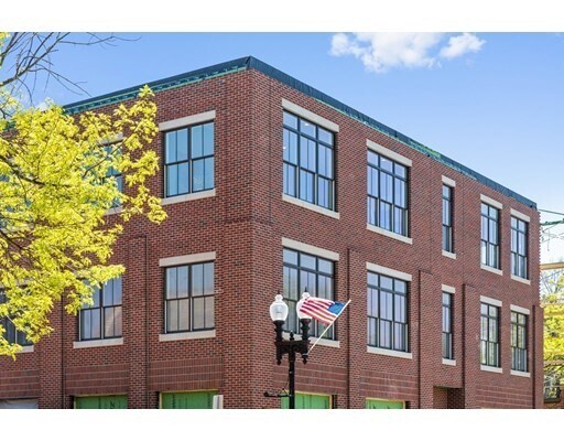 Building Photo - 421 Main St