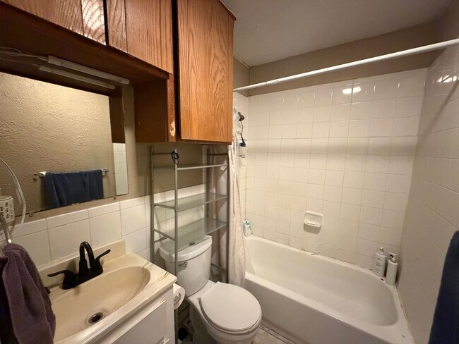 Building Photo - 3bed/1bath Home Available Just Steps Away From Norman's Campus Corner!!