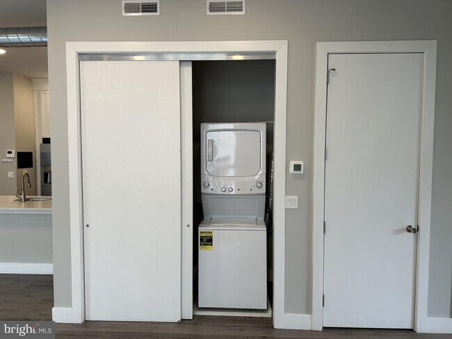 Building Photo - 907 Leland St