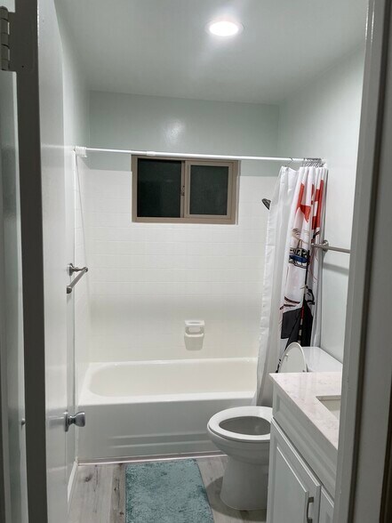 Building Photo - 7555 Linda Vista Rd