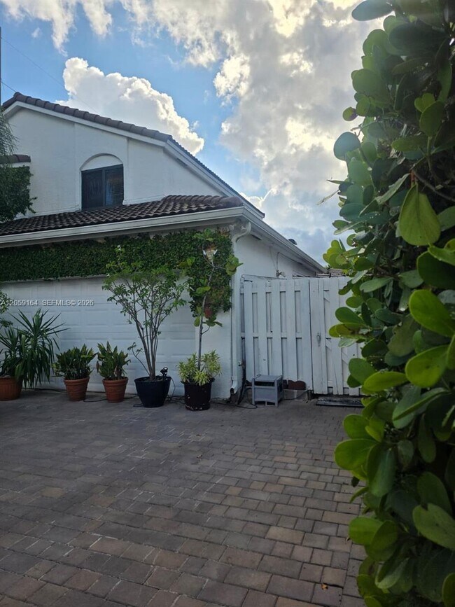 Building Photo - 421 SW 87th Ct