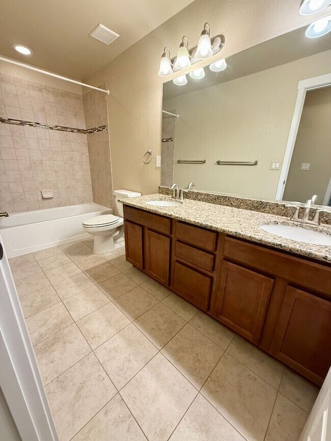Building Photo - Beautifully Maintained 5 Bed, 3 Bath Home in Loveland!