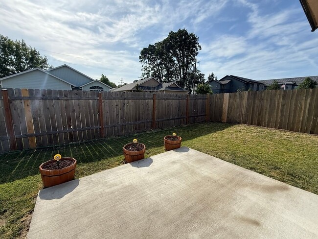 Building Photo - Gorgeous Pet Friendly Three Bedroom Lebano...