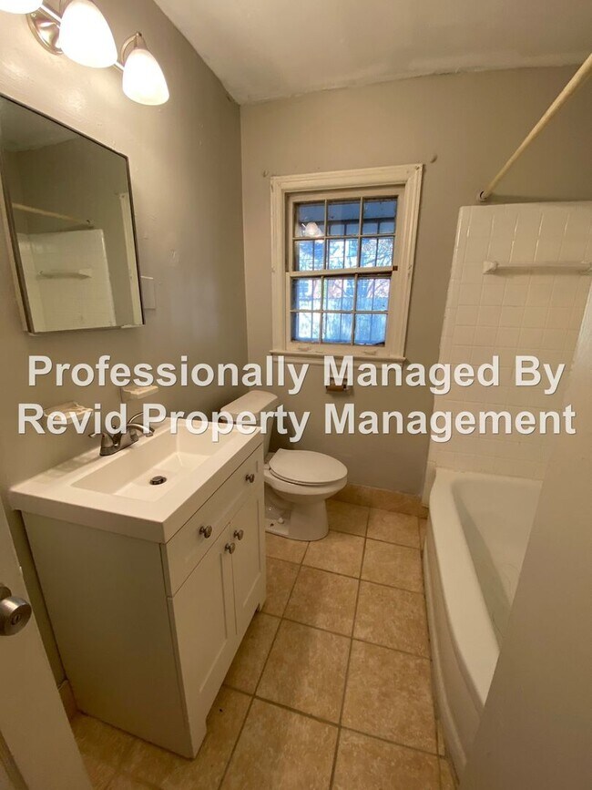 Building Photo - 328 Buntyn St