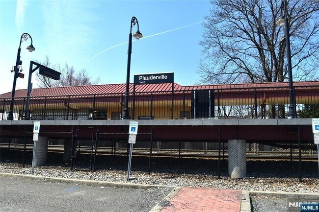 Building Photo - 139 Ray St