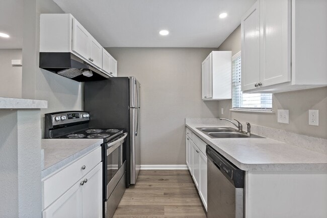 Building Photo - Remodeled 2 Bedroom 2 Bathroom Apartment.