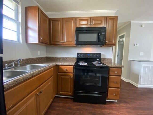Building Photo - Cute Renovated 2 Bedroom Duplex in East Nashville!