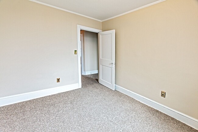 Building Photo - 3 bedroom, 1 bath charming townhome in Wilmington