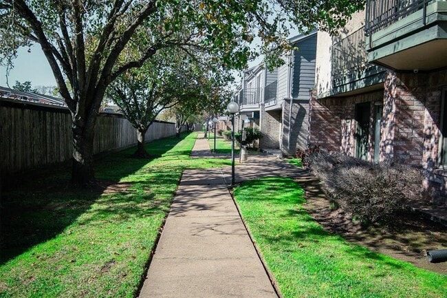 Building Photo - 3805 Landmark Dr