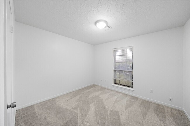 Building Photo - 2226 Droxford Dr