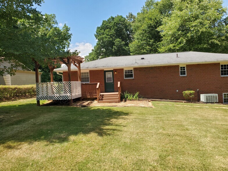 Building Photo - 616 Starlite Ln