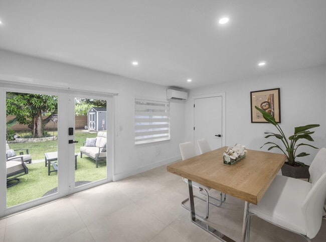 Building Photo - 520 NE 135th St