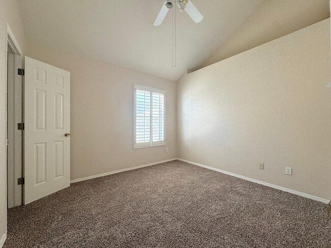 Building Photo - East El Paso 3bed/2bath Refrig A/C!