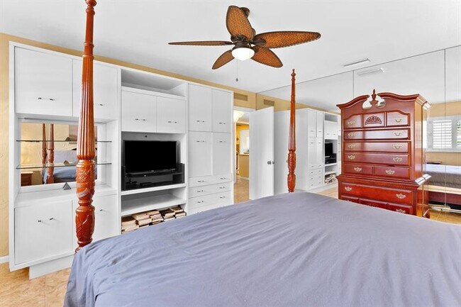 Building Photo - 3015 N Palm Aire Dr